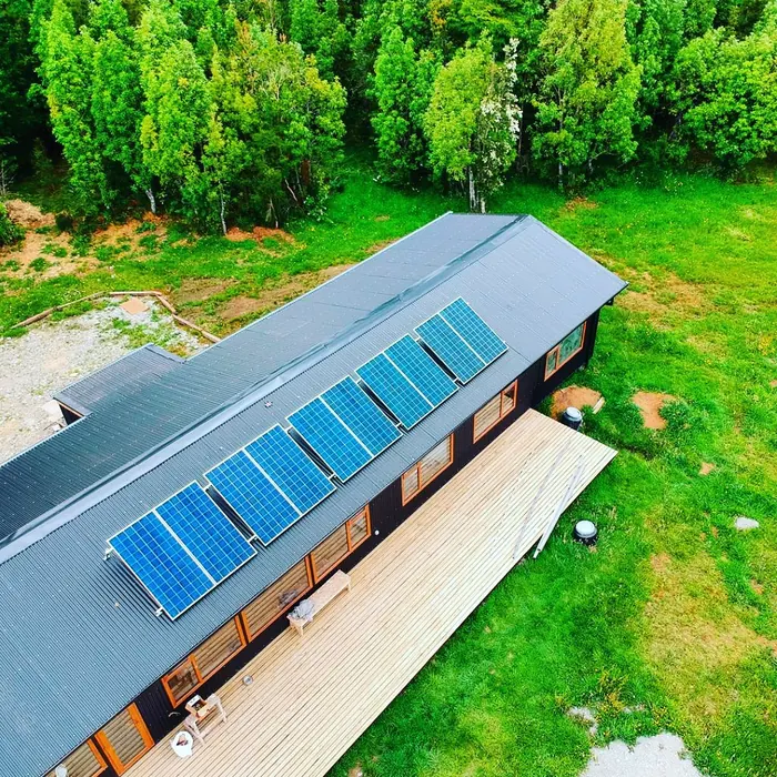 Casa con paneles solares instalados por FCP Chile